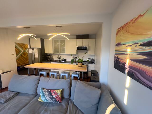 Freshly Renovated Main Floor Suite with Park Views gallery image 2