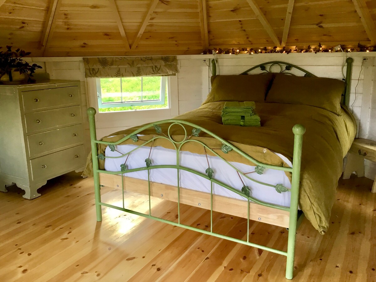 מיטה בבקתה ראשית. מיטה נוחה ויפה, מצעי כותנה, שמיכה וכריות ברווז