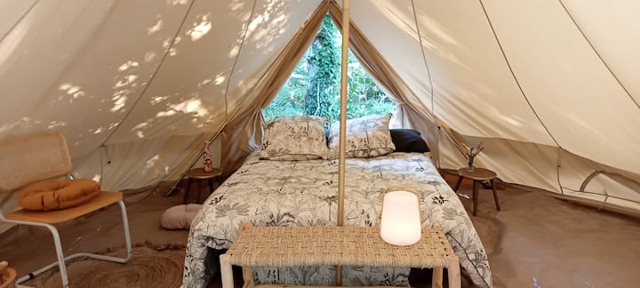 Large and beautiful  room under the canvas of more than 20m2 that can accommodate 4 beds:
1 bed 140cm and a 120cm convertible for two people 