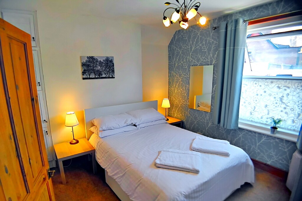 2nd floor rear bedroom with kingsize bed and en suite and closet-style wardrobe