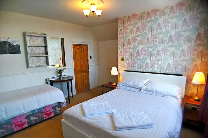 2nd floor front bedroom with a kingsize bed and an extra single, with an en suite and triple built in wardrobe