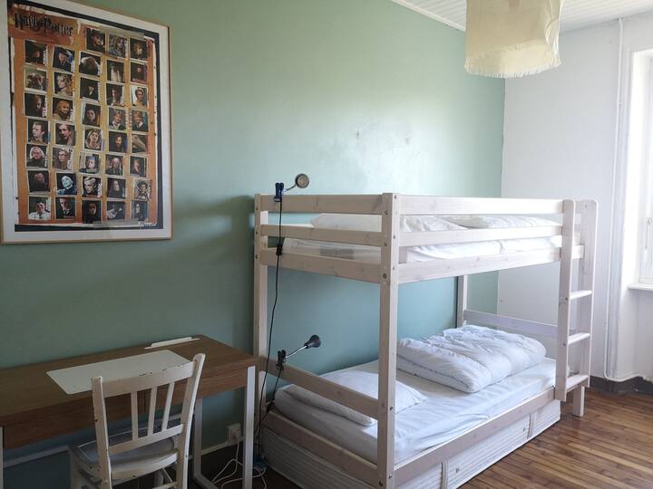 Primer dormitorio con dos camas individuales (literas) en el primer piso