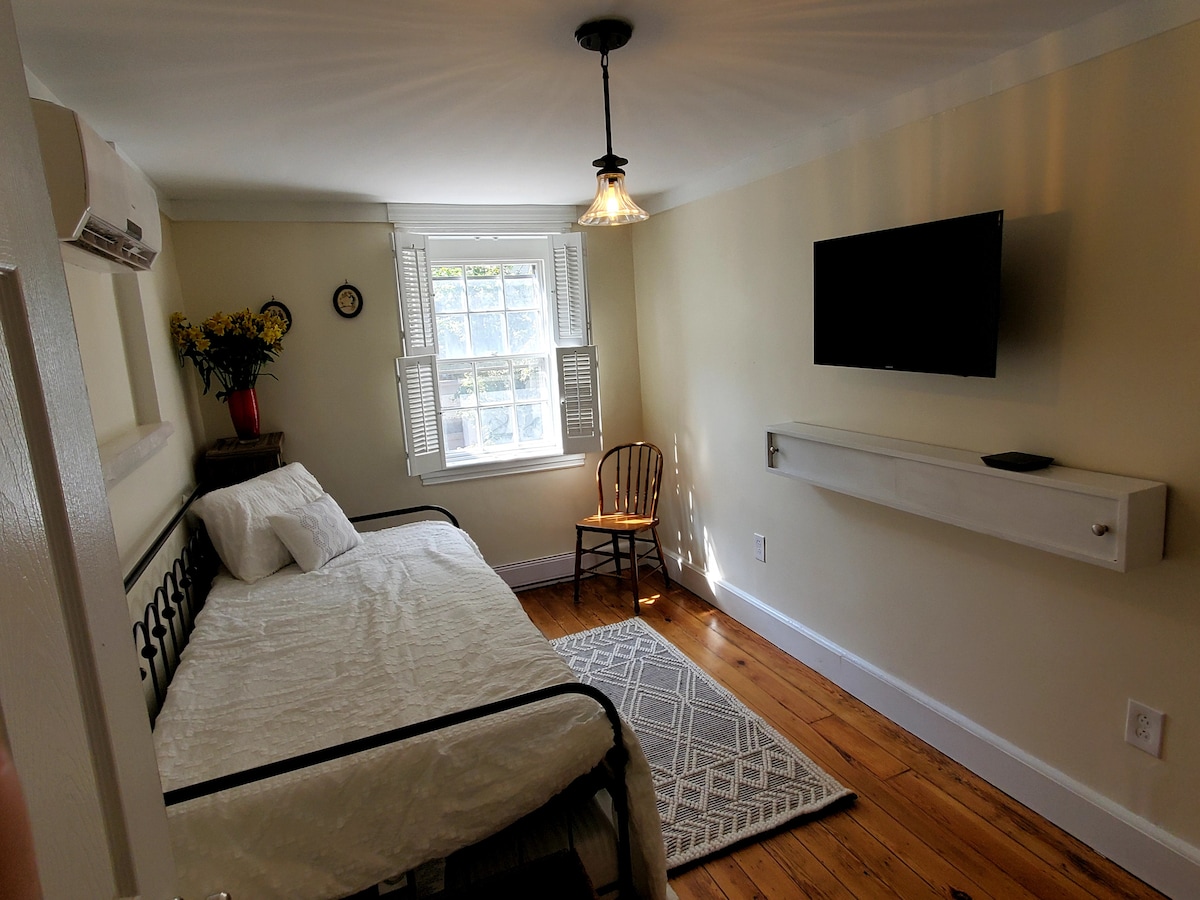 غرفة نوم ثانية مع توأم وسحبها.