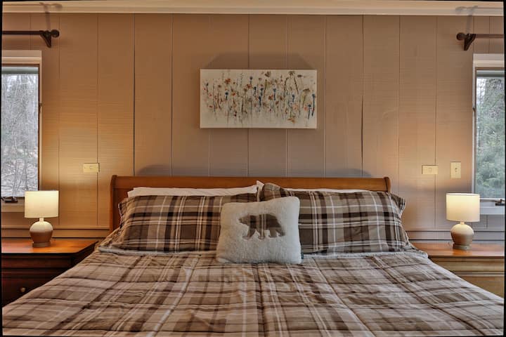 带特大床的主卧室