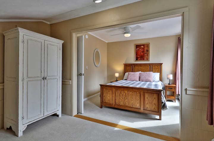 带标准双人床的第二间卧室