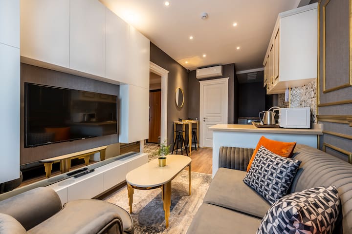 Central Location Up to 7 People Breakfast Included