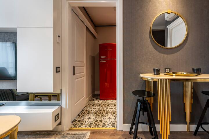 Central Location Up to 7 People Breakfast Included gallery image 5