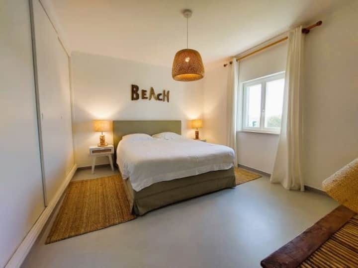 Დიდი ზომის ორადგილიანი საძინებელი:

Ძალიან კონფორტირებადი საწოლი... იდეალურია სერფინგის, სეირნობის ან, უბრალოდ, მზის აბაზანების შემდეგ კოსტა-ვისენტინას შესანიშნავ პლაჟებზე!