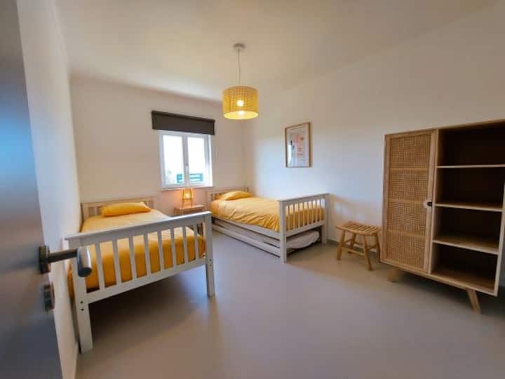 Ორი ერთადგილიანი საძინებელი:
Კომფორტული საწოლები მესამე საწოლით, როგორც 5 ადამიანისთვის განკუთვნილი ვარიანტი