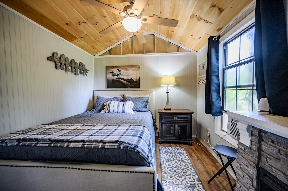 El dormitorio con cama tamaño queen se encuentra en el extremo opuesto del porche, lejos de las habitaciones principales.
El colchón y las almohadas para dormir tienen cubiertas protectoras debajo de las sábanas.