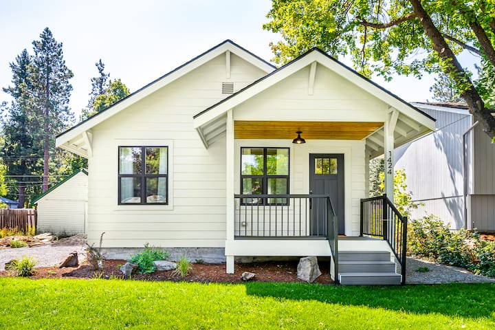 Cheerful 1-Bedroom South Hill Home with King Bed