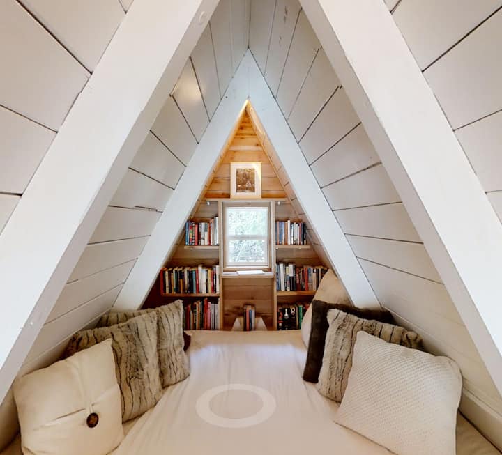 3rd floor loft "Eagle's Nest". Quiet, cozy and charming with an amazing view all the way down through the house to the water.
