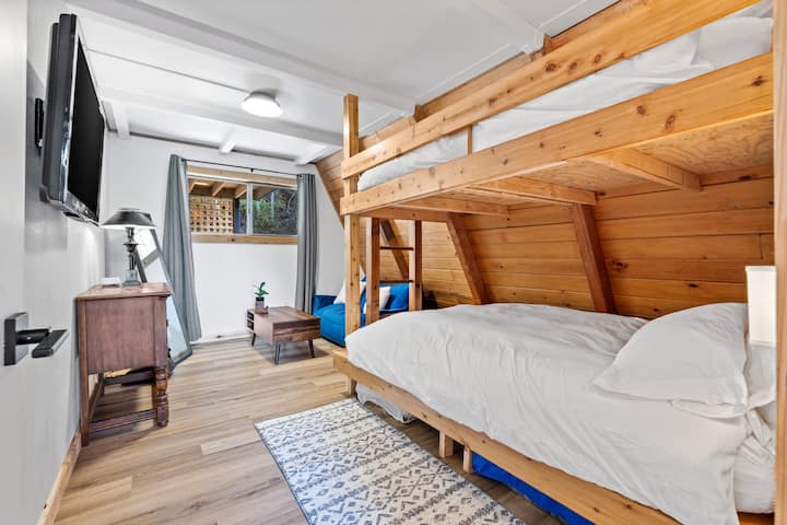 1st floor bunk room with work station. Queen and Twin XL.