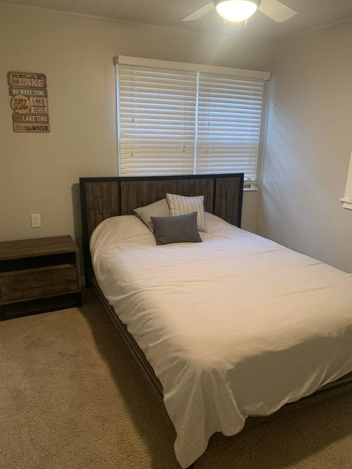 2nd bedroom with queen size bed.
