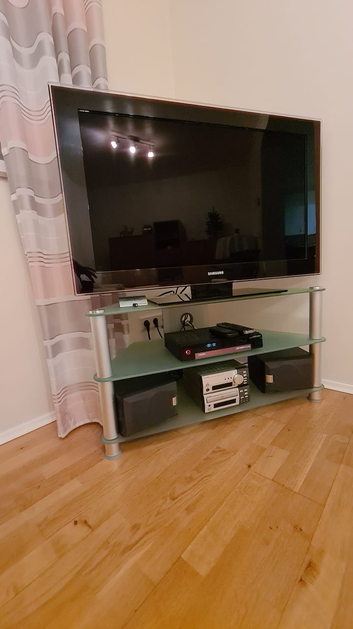 Ტელევიზორი სატელიტური მიმღებით და კენვუდის სტერეო. Სტერეო სისტემის მეშვეობით მიმღების დაკვრა შესაძლებელია ტელევიზორით ან რადიოთი, CD-დამკვრელით და AUX კავშირით 3,5 ჩამკეტით, MP3 ფლეიერისა და მობილური ტელეფონისთვის.