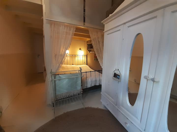 ห้องนอนพร้อมเตียงคู่