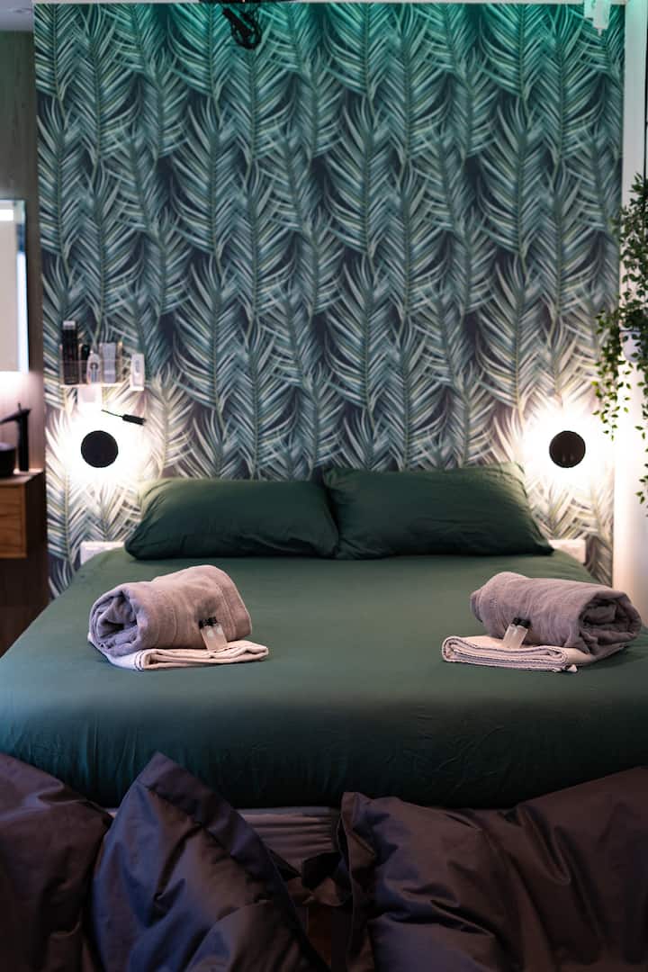 頭上プロジェクター前にチキン付きベッド