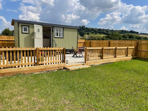 Top performing Airbnb: Pretty Shepherd Hut in the Cotswolds dog friendly in Cotswold