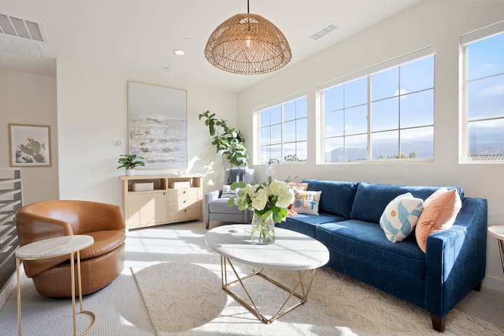 Loft i mrekullueshëm i ndritshëm dhe me diell me pamje mahnitëse në të dy drejtimet! Televizor inteligjent 4k kabllor dhe shkumë e re memorie shumë e rehatshme, nxirr divanin me madhësi dopio "queen"! 