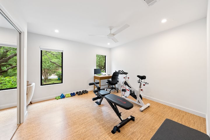 Sala de entrenamiento; espacio de oficina adicional. Se puede convertir en habitación.