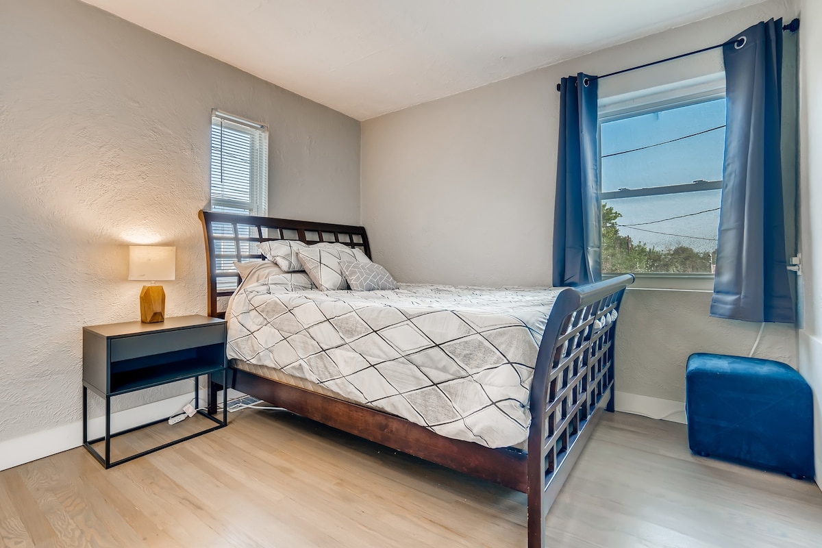 Una cama tamaño queen para la máxima comodidad y espacio en el armario a juego.