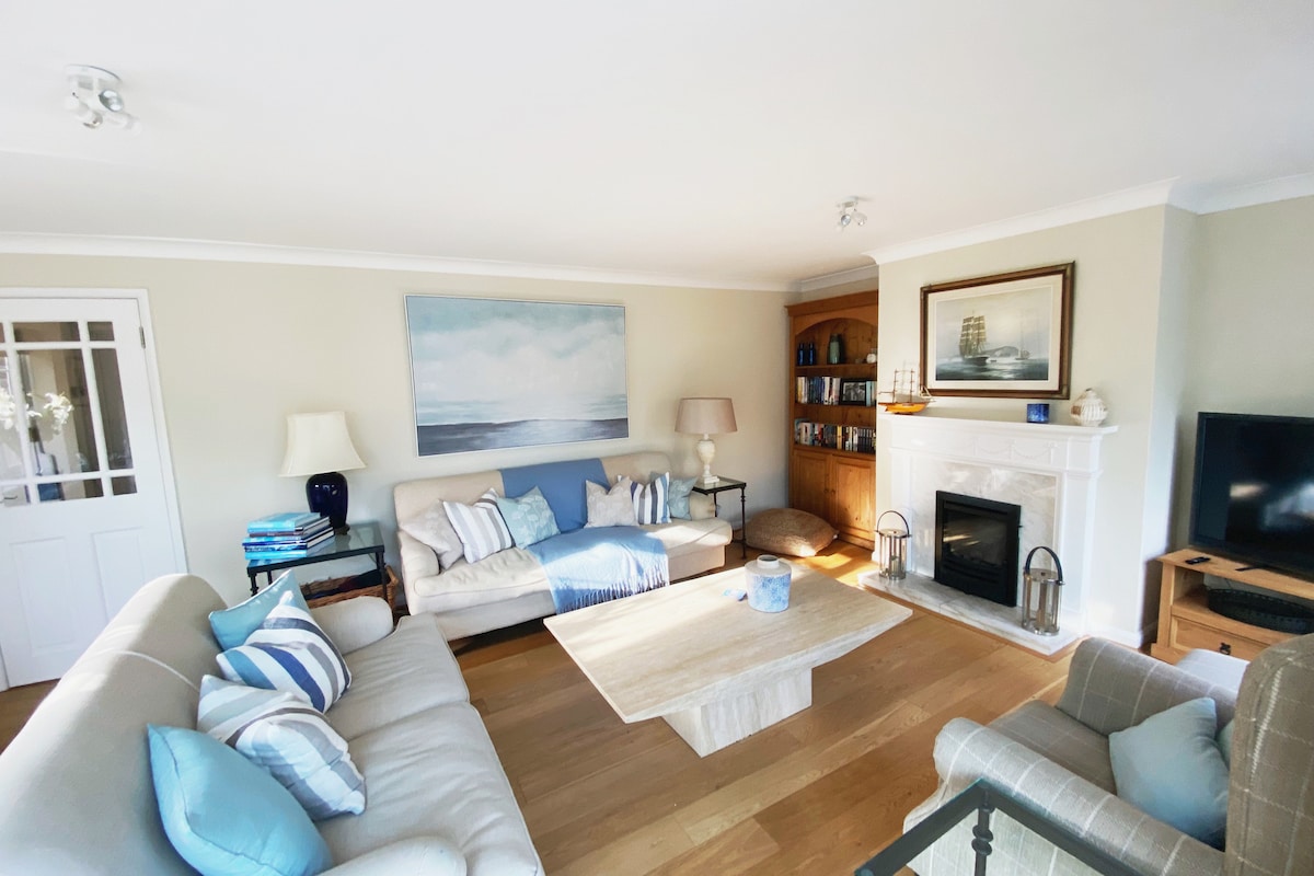 Top Airbnb: Delightful 4 bedroom/4 bathroom house in Lymington in Hampshire