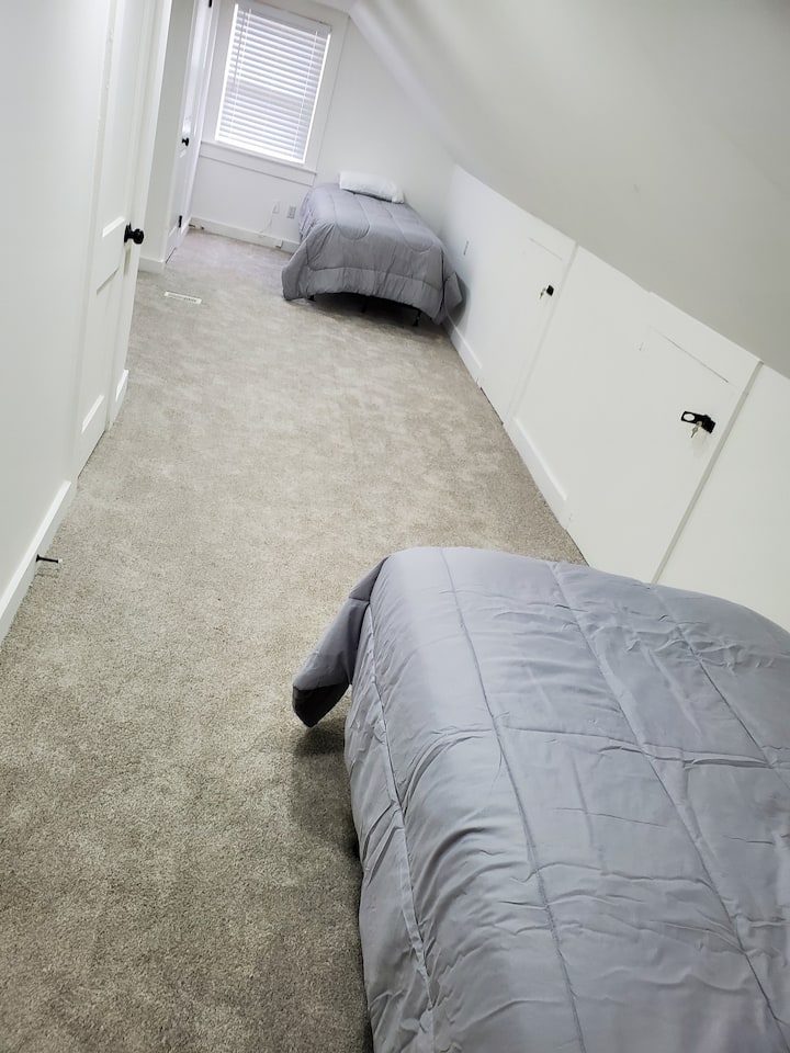 ห้องนอนในพื้นที่ห้องใต้หลังคา (ชั้นบน)