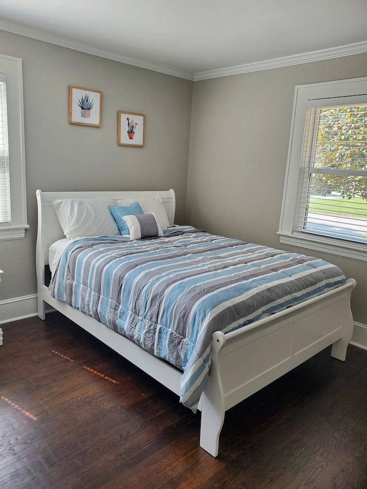 เตียงควีนไซส์ตั้งอยู่หน้าบ้านวิวสวย