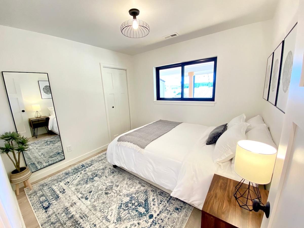 El segundo dormitorio tiene un armario con perchas, plancha y tabla de planchar. 