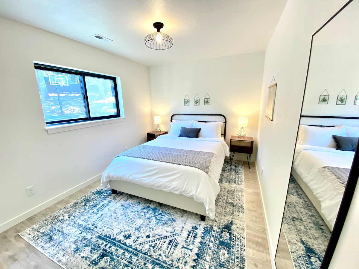 Dormitorio principal con lujosa cama tamaño queen