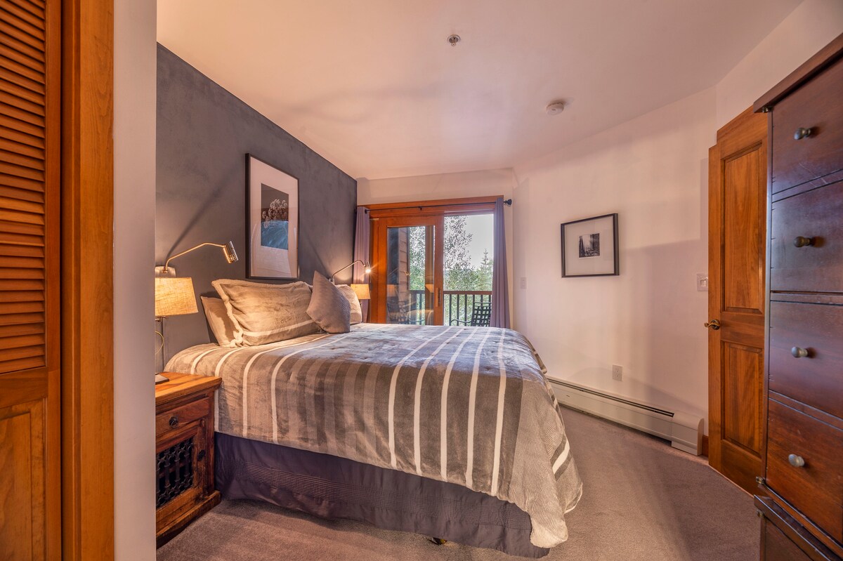 Главна спална соба 1 - кралски кревет, приватна бања, приватна тераса, втор телевизор со рамен екран.