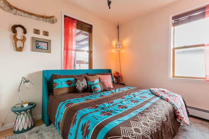 Cama tamaño king en el tercer dormitorio y, al igual que el resto de la casa, tiene un divertido tema nativo americano. 