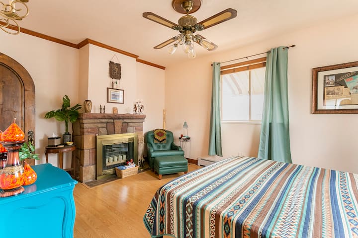 Libro de lectura junto a la chimenea en esta habitación tamaño king de California.  ¡Tenemos una canasta divertida de juguetes temáticos nativos americanos para los niños!