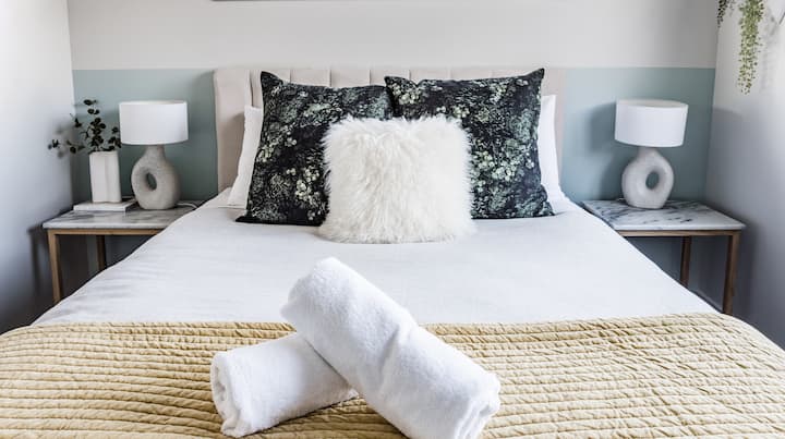 Nasa ibaba ang silid - tulugan 2, na may queen bed. 