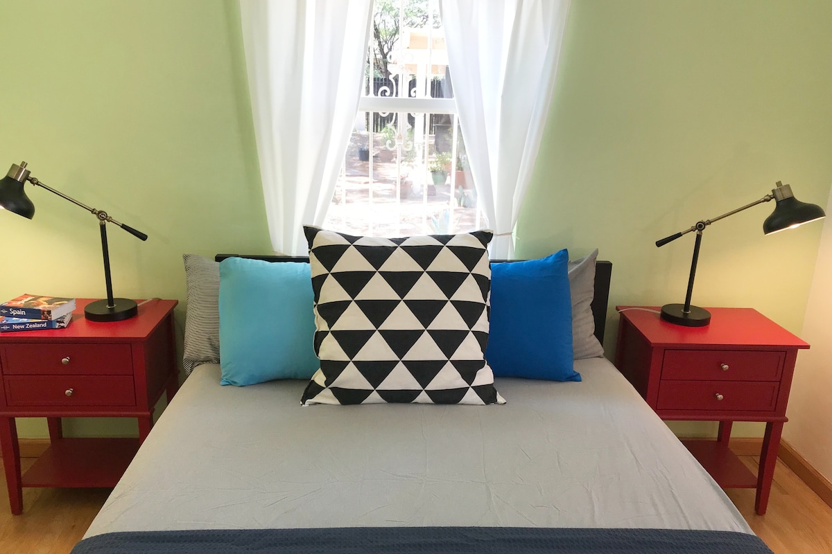 Спалня 1:  Спални, обзаведени с спални, читатели и кафемашини:)