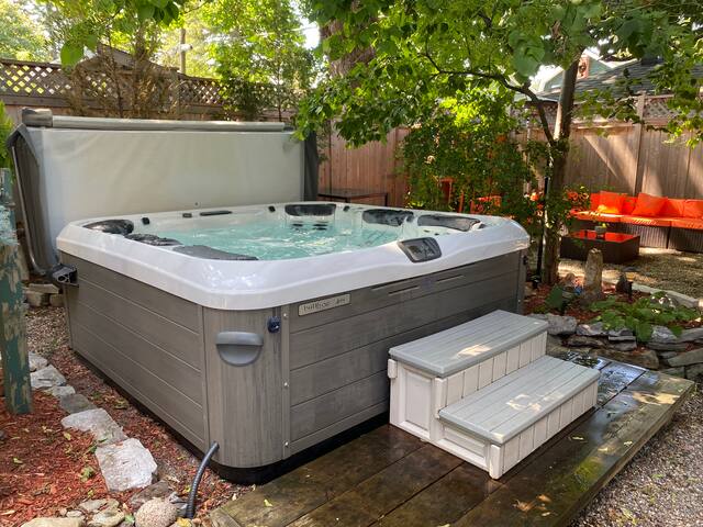 5 bedroom house in trendy Westboro – Monthly gallery image 2