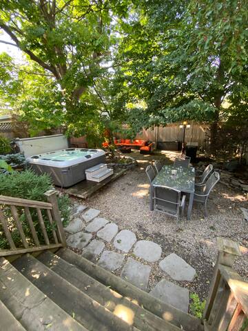 5 bedroom house in trendy Westboro – Monthly gallery image 3