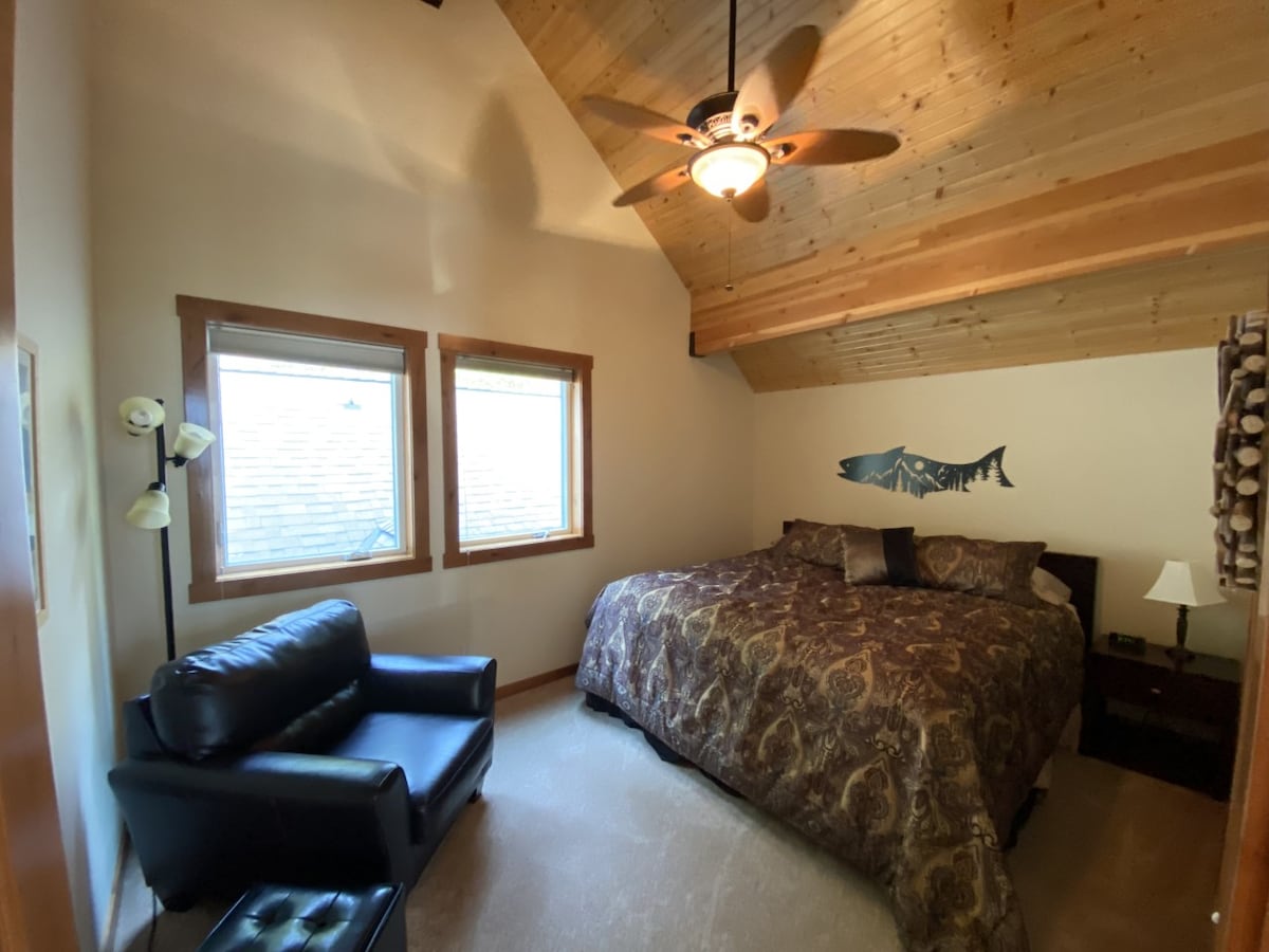 Habitación en la planta superior con baño propio