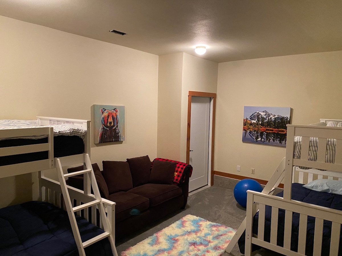 Dormitorio en la planta baja con 2 literas (ambas individuales sobre camas completas)