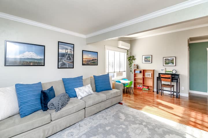 Rare U.p. 3 Bd/2ba  Relaxing Home W/ Fenced Yard. - Tacoma