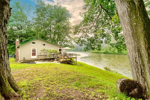 Riverfront Cabin w/ amazing views! Wintertime