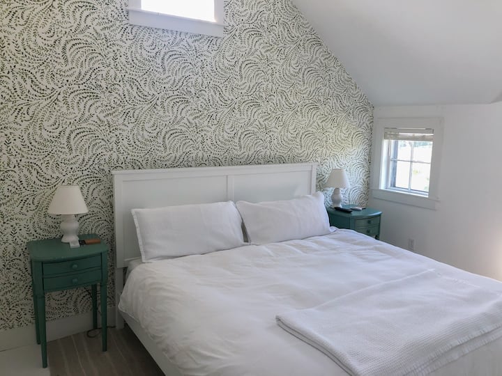 Spavaća soba br. 2 - na katu - bračni krevet (širine 180-179 cm