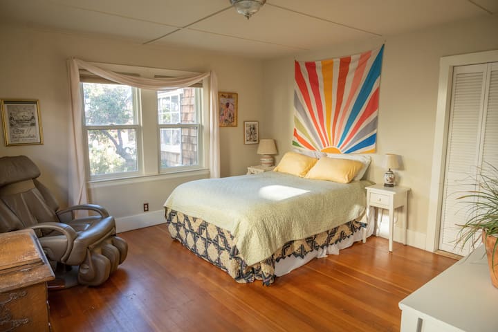 Spacious House & Garden for 8+ (Free Parking) gallery image 4