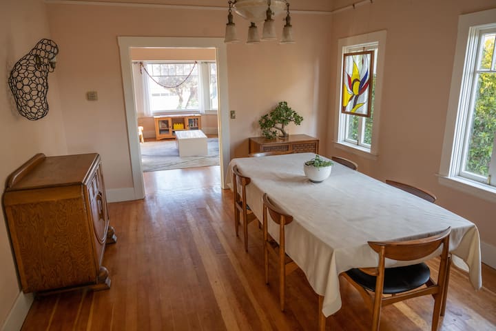 Spacious House & Garden for 8+ (Free Parking) gallery image 3