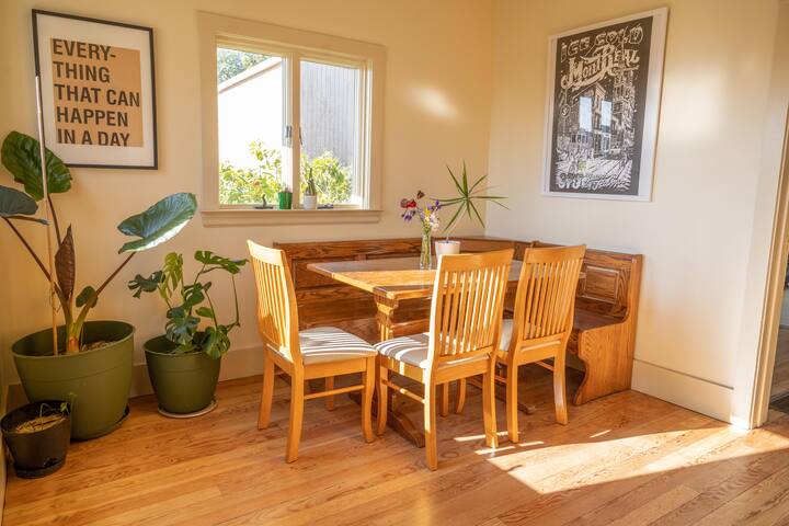 Spacious House & Garden for 8+ (Free Parking) gallery image 5