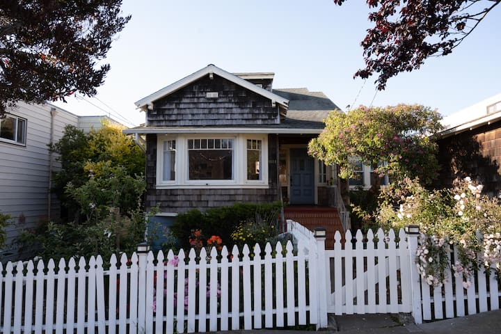 Spacious House & Garden for 8+ (Free Parking)