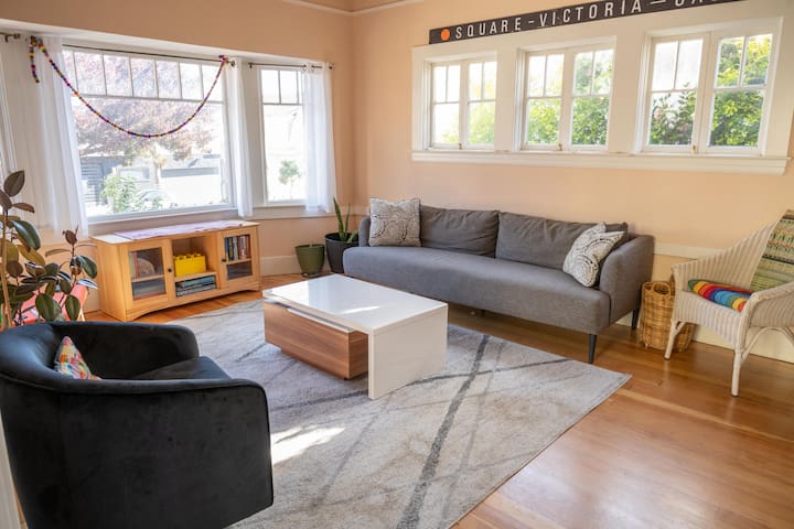 Spacious House & Garden for 8+ (Free Parking) gallery image 2