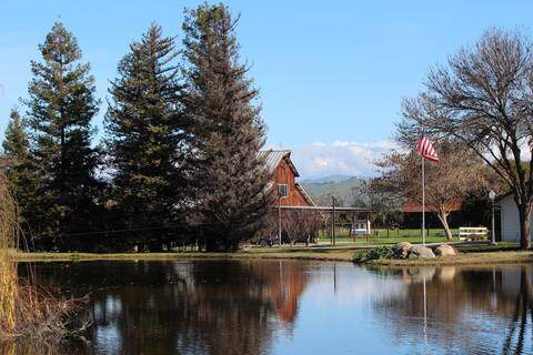 Farmhouse Stay and Pond near Sequoias (EV Charger)
