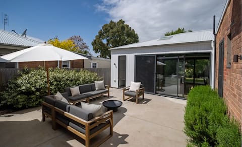 Top performing Airbnb: The Courtyard House | Renovated - Central - Luxury in Orange City Council