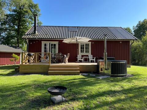Rural cottage with hot tub and outdoor shower